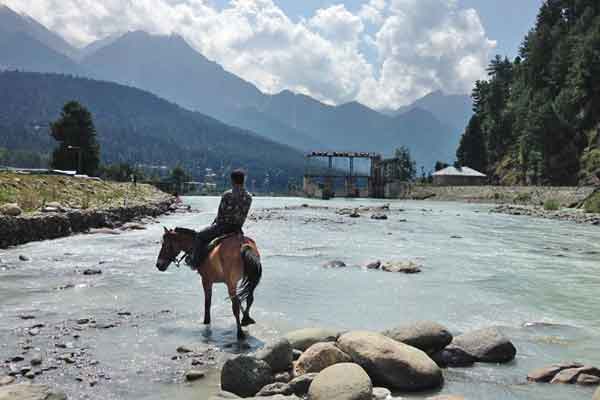 04 Days Srinagar Gulmarg Pahalgam Tour Package